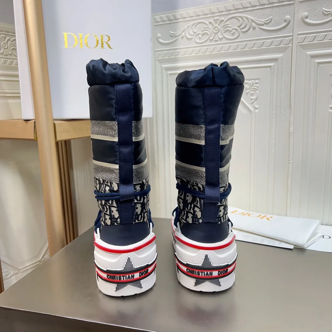 Men's shoes p600! The highest version on the market, Dior Dior's king style snow boots, ski boots, fat and cute, so cute →_→ from the DiorAlps limited series, unique. Shiny nylon Oblique print upper with criss-cross straps for an ideal fit. The technical fabric of the boot shaft, short-cut version, can be worn in the city or in the mountains. It makes the calf slimmer and taller, warm and concave. The boot shaft and sole are made of original waterproof padded lining. The embroidered fabric is original star ⭐ rubber non-slip thick sole and multi-module combination outsole. The size is 35-40. 41Customized
